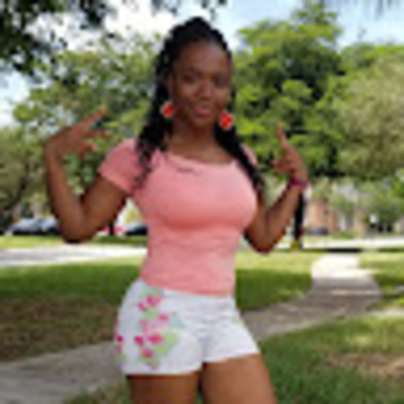 Meet your Posher, Laura - Picture 1 of 1